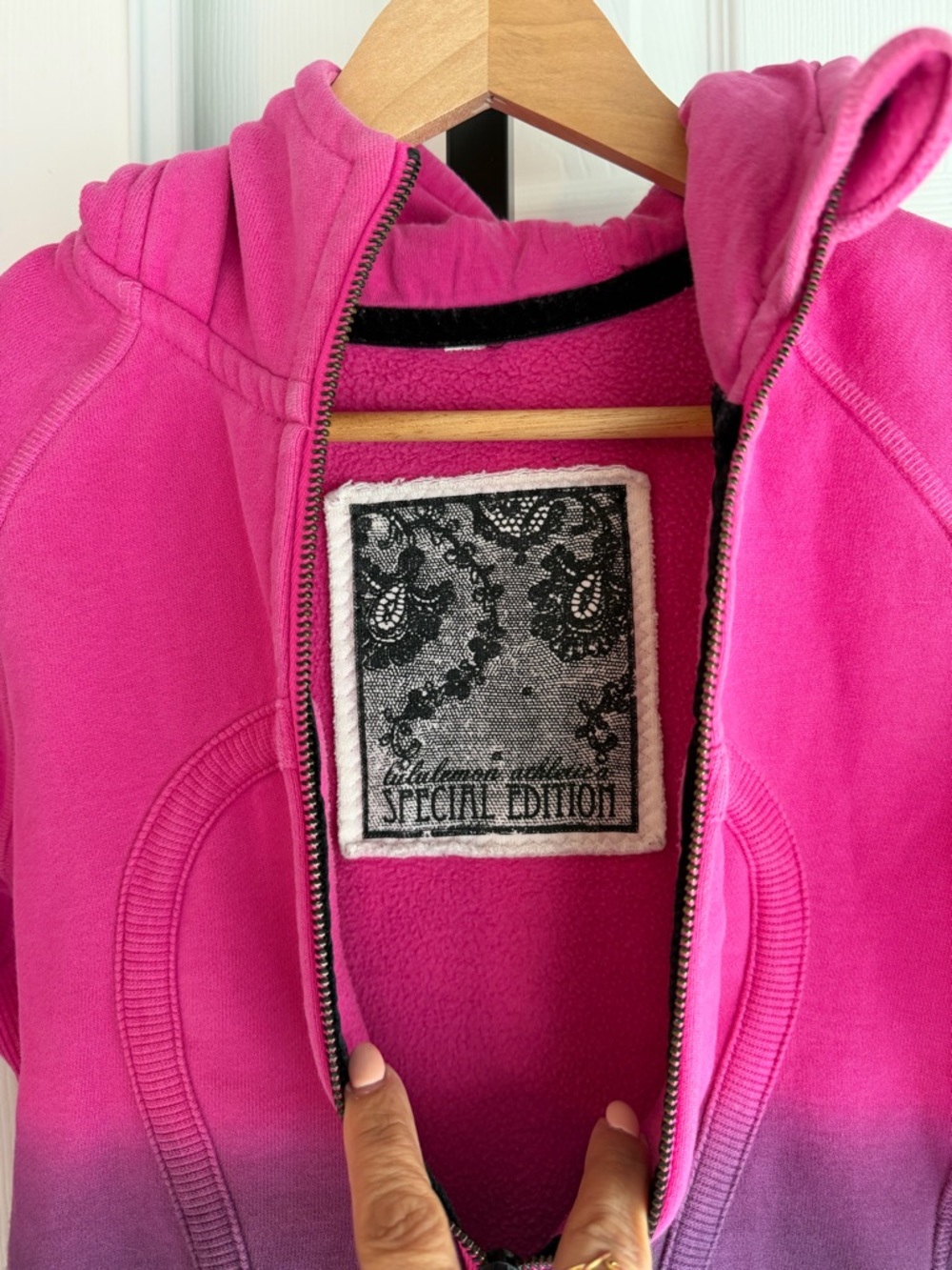 Lululemon Fantastic Condition Special Edition
Scuba Hoodie Women’s Size: 4 - Picture 4 of 8